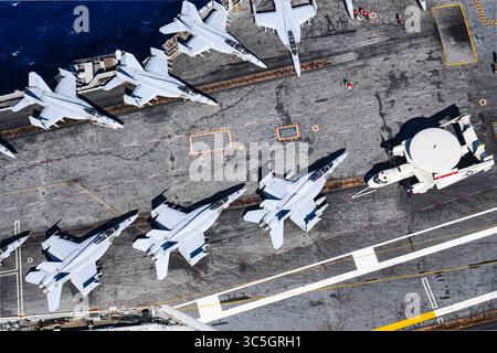 25 gennaio 2020, USS Theodore Roosevelt, Stati Uniti: Linea aerea il ponte della portaerei a propulsione nucleare della classe Nimitz della US Navy USS Theodore Roosevelt mentre transitava nell'Oceano Pacifico nel 25 gennaio 2020. (Immagine di credito: © Alexander Williams/Planetpix/Planet Pix via cavo ZUMA) Foto Stock