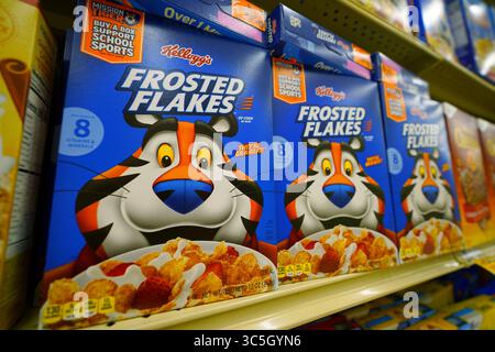 Scatole di cereali con fiocchi smerigliati esposte in modo impeccabile sullo scaffale del negozio di alimentari con l'iconico Tony the Tiger Foto Stock