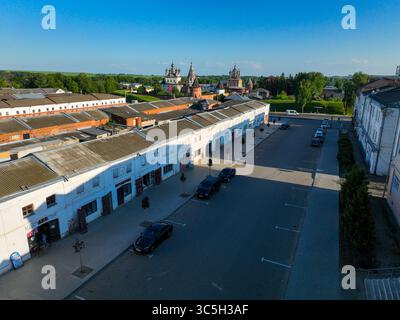 Yuryev Polsky, Russia - 12 maggio 2024: Una vista aerea cattura gli edifici della piazza del mercato di Yuryev Polsky con chiese storiche visibili nel bac Foto Stock