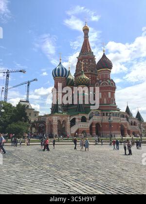 L'iconica cattedrale di San Basilio a Mosca, in Russia, con le sue vivaci cupole a cipolla e l'intricata architettura. Foto Stock