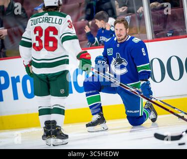 19 febbraio 2020: Il centro di Canucks J.T. Miller (9) parla con l'ala destra del Wild Mats Zuccarello (36) durante il warm-up prima della partita NHL tra i Minnesota Wild e i Vancouver Canucks alla Rogers Arena di Vancouver, Canada. Dom Gagne/CSM(immagine di credito: &Copy; dom Gagne/CSM tramite cavo ZUMA) Foto Stock