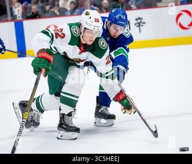 19 febbraio 2020: L'ala sinistra selvaggia Kevin fiala (22) e il difensore dei Canucks Quinn Hughes (43) inseguono il puck durante la partita NHL tra i Minnesota Wild e i Vancouver Canucks alla Rogers Arena di Vancouver, Canada. Dom Gagne/CSM(immagine di credito: &Copy; dom Gagne/CSM tramite cavo ZUMA) Foto Stock