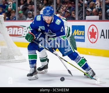 19 febbraio 2020: L'ala sinistra dei Canucks Loui Eriksson (21) e il difensore dei Wild Jonas Brodin (25) combattono per il puck durante la partita in NHL tra i Minnesota Wild e i Vancouver Canucks alla Rogers Arena di Vancouver, Canada. Dom Gagne/CSM(immagine di credito: &Copy; dom Gagne/CSM tramite cavo ZUMA) Foto Stock