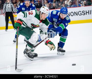 19 febbraio 2020: L'ala sinistra selvaggia Kevin fiala (22) e il difensore dei Canucks Quinn Hughes (43) inseguono il puck durante la partita NHL tra i Minnesota Wild e i Vancouver Canucks alla Rogers Arena di Vancouver, Canada. Dom Gagne/CSM(immagine di credito: &Copy; dom Gagne/CSM tramite cavo ZUMA) Foto Stock