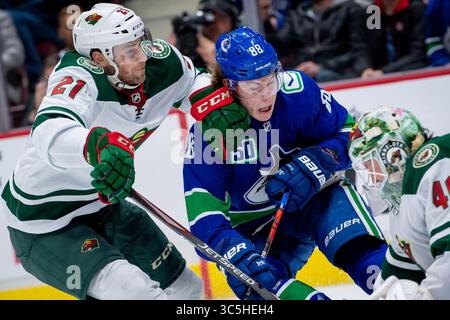 19 febbraio 2020: Il difensore selvaggio Carson Soucy (21) e il centro dei Canucks Adam Gaudette (88) inseguono il puck durante la partita NHL tra i Minnesota Wild e i Vancouver Canucks alla Rogers Arena di Vancouver, Canada. Dom Gagne/CSM(immagine di credito: &Copy; dom Gagne/CSM tramite cavo ZUMA) Foto Stock
