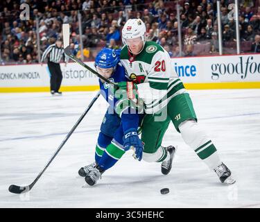 19 febbraio 2020: Il centro dei Canucks Tyler Motte (64) e il difensore dei Wild Ryan Suter (20) combattono per il puck durante la partita NHL tra i Minnesota Wild e i Vancouver Canucks alla Rogers Arena di Vancouver, Canada. Dom Gagne/CSM(immagine di credito: &Copy; dom Gagne/CSM tramite cavo ZUMA) Foto Stock