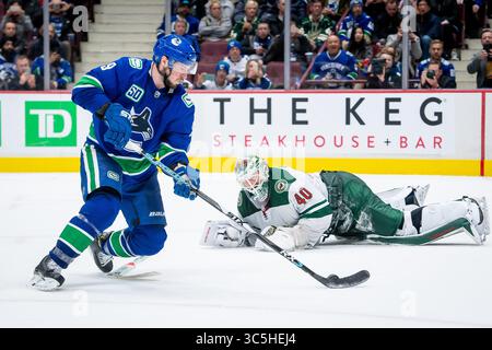 19 febbraio 2020: Il centro di Canucks J.T. Miller (9) va in giro per il portiere del Wild Devan Dubnyk (40) per segnare in sparatorie durante la partita NHL tra i Minnesota Wild e i Vancouver Canucks alla Rogers Arena di Vancouver, Canada. Dom Gagne/CSM(immagine di credito: &Copy; dom Gagne/CSM tramite cavo ZUMA) Foto Stock