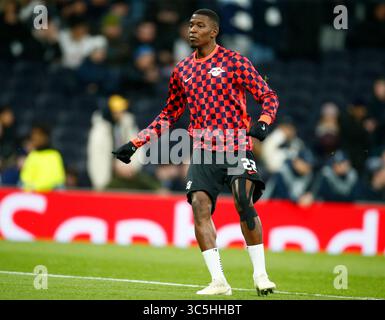 Nordi Mukiele dell'RB Leipzig durante il warm-up pre-match durante il round 16 della Champions League tra il Tottenham Hotspur e l'RB Leipzig al Tottenham Hotspur Stadium di Londra, Inghilterra il 19 febbraio 2020 (foto di AFS/Espa-Images) (Credit Image: &Copy; ESPA Photo Agency/CSM via ZUMA Wire) Foto Stock