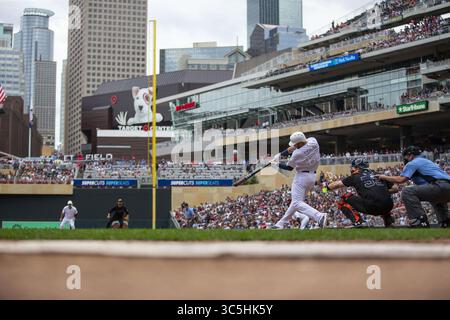 25 agosto 2019, Minneapolis, Minnesota, USA: Jake Cave dei Minnesota Twins batte un foul ball contro i Detroit Tigers il 25 agosto 2019 al Target Field di Minneapolis. (Immagine di credito: © TNS via cavo ZUMA) Foto Stock