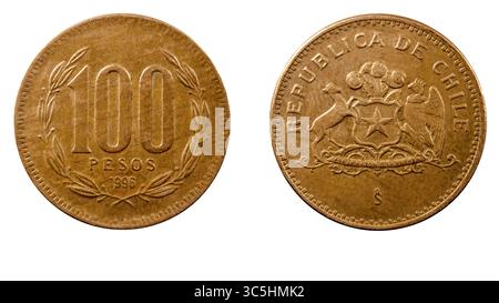 Moneta cilena 100 pesos anno 1996 obverse e reverse side su sfondo bianco, primo piano macro Foto Stock