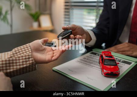 la vendita dell'auto viene completata dopo la firma del contratto, consegnare la chiave dell'auto dopo l'acquisto dell'auto e pagare il prezzo dell'auto al venditore Foto Stock
