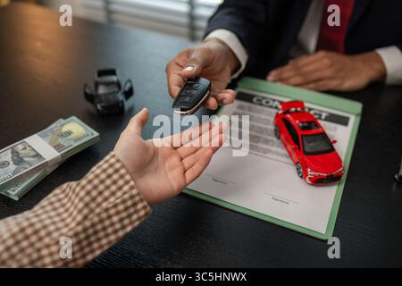 la vendita dell'auto viene completata dopo la firma del contratto, consegnare la chiave dell'auto dopo l'acquisto dell'auto e pagare il prezzo dell'auto al venditore Foto Stock