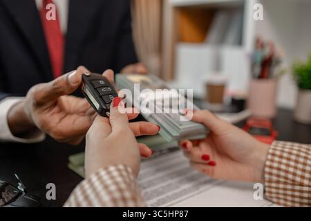 la vendita dell'auto viene completata dopo la firma del contratto, consegnare la chiave dell'auto dopo l'acquisto dell'auto e pagare il prezzo dell'auto al venditore Foto Stock