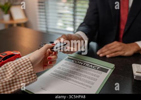 la vendita dell'auto viene completata dopo la firma del contratto, consegnare la chiave dell'auto dopo l'acquisto dell'auto e pagare il prezzo dell'auto al venditore Foto Stock
