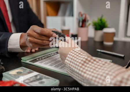 la vendita dell'auto viene completata dopo la firma del contratto, consegnare la chiave dell'auto dopo l'acquisto dell'auto e pagare il prezzo dell'auto al venditore Foto Stock