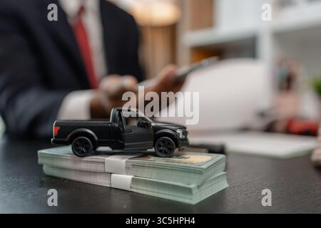 la vendita dell'auto viene completata dopo la firma del contratto, consegnare la chiave dell'auto dopo l'acquisto dell'auto e pagare il prezzo dell'auto al venditore Foto Stock