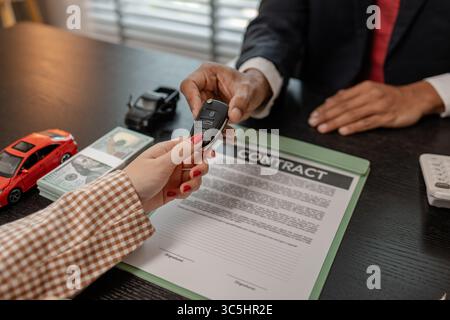 la vendita dell'auto viene completata dopo la firma del contratto, consegnare la chiave dell'auto dopo l'acquisto dell'auto e pagare il prezzo dell'auto al venditore Foto Stock