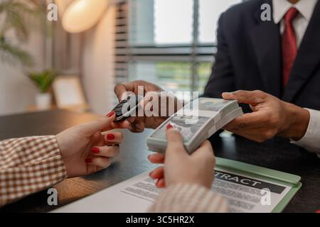 la vendita dell'auto viene completata dopo la firma del contratto, consegnare la chiave dell'auto dopo l'acquisto dell'auto e pagare il prezzo dell'auto al venditore Foto Stock