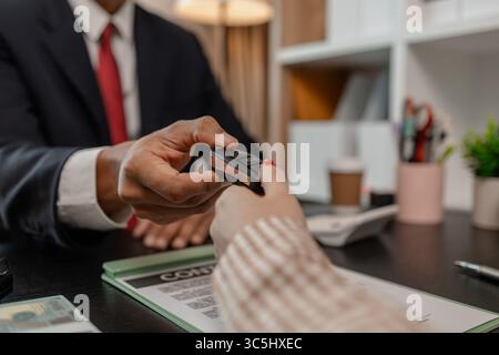 la vendita dell'auto viene completata dopo la firma del contratto, consegnare la chiave dell'auto dopo l'acquisto dell'auto e pagare il prezzo dell'auto al venditore Foto Stock