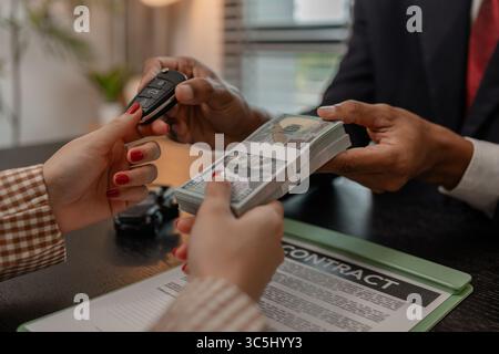 la vendita dell'auto viene completata dopo la firma del contratto, consegnare la chiave dell'auto dopo l'acquisto dell'auto e pagare il prezzo dell'auto al venditore Foto Stock