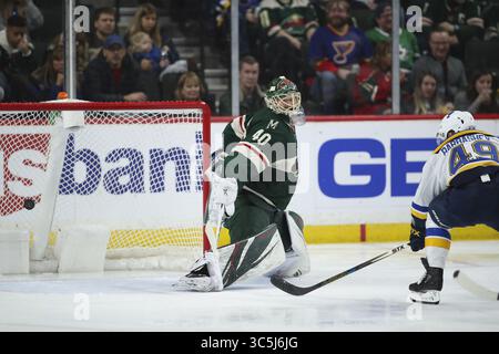 23 febbraio 2020, St. Paul, Minnesota, Stati Uniti: Il centro del St. Louis Blues Ivan Barbashev (49) segna sul portiere del Minnesota Wild Devan Dubnyk (40) nel terzo periodo di domenica 23 febbraio 2020 allo Xcel Energy Center di St. Paul, Minn I Minnesota Wild persero contro i St. Louis Blues 4-1. (Immagine di credito: © TNS via cavo ZUMA) Foto Stock