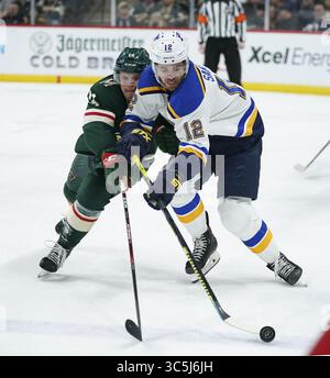 23 febbraio 2020, St. Paul, Minnesota Wild Center Joel Eriksson Ek (14) cerca di raggiungere St. Louis Blues ala sinistra Zach Sanford (12) per il disco che scivolò fuori dalla fine di St. Louis nel terzo periodo domenica 23 febbraio 2020 allo Xcel Energy Center di St. Paul, Minn I Minnesota Wild persero contro i St. Louis Blues 4-1. (Immagine di credito: © TNS via cavo ZUMA) Foto Stock