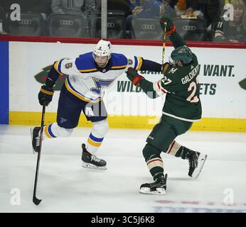 23 febbraio 2020, St. Paul, Minnesota, Stati Uniti: Il difensore dei St. Louis Blues Marco Scandella (6) stiff Arms Minnesota Wild Center Alex Galchenyuk (27) nel secondo periodo di domenica 23 febbraio 2020 presso l'Xcel Energy Center di St. Paul, Minn I Minnesota Wild persero contro i St. Louis Blues 4-1. (Immagine di credito: © TNS via cavo ZUMA) Foto Stock