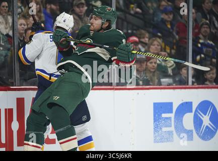 23 febbraio 2020, St. Paul, Minnesota Wild ala sinistra Marcus Foligno (17) controlla il difensore dei St. Louis Blues Marco Scandella (6) nell'angolo nel primo periodo di domenica 23 febbraio 2020 presso l'Xcel Energy Center di St. Paul, Minn I Minnesota Wild persero contro i St. Louis Blues 4-1. (Immagine di credito: © TNS via cavo ZUMA) Foto Stock