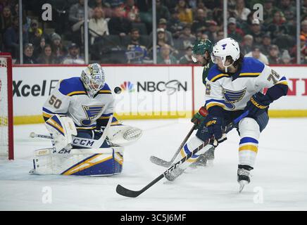 23 febbraio 2020, St. Paul, Minnesota, Minnesota Wild Right Wing Mats Zuccarello (36) attende un rimbalzo per un primo periodo di riprese al portiere di St. Louis Jordan Binnington, mentre il difensore Justin Faulk (72) tiene d'occhio il disco domenica 23 febbraio 2020 all'Xcel Energy Center di St. Paul, Minn I Minnesota Wild persero contro i St. Louis Blues 4-1. (Immagine di credito: © TNS via cavo ZUMA) Foto Stock