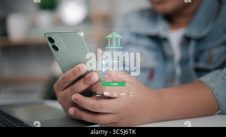 Interfaccia di login per il mobile banking con futuristico design olografico su smartphone, che rappresenta la finanza digitale, transazioni online sicure e persona Foto Stock