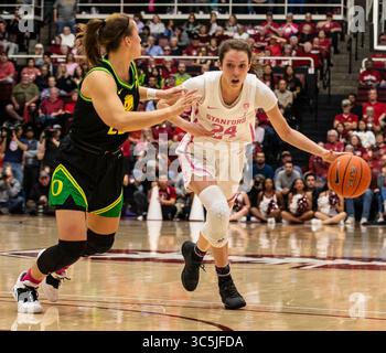 24 febbraio 2020 Stanford, CA, U.S.A. la guardia cardinale di Stanford Lacie Hull (24) guida fino al cerchio durante la partita di basket femminile NCAA tra Oregon Ducks e Stanford Cardinal 66-74 perse al Maples Pavilion Stanford, CA. Thurman James /CSM(Credit Image: &Copy; Thurman James/CSM via ZUMA Wire) Foto Stock