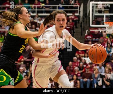 24 febbraio 2020 Stanford, CA, U.S.A. la guardia cardinale di Stanford Lacie Hull (24) guida fino al cerchio durante la partita di basket femminile NCAA tra Oregon Ducks e Stanford Cardinal 66-74 perse al Maples Pavilion Stanford, CA. Thurman James /CSM(Credit Image: &Copy; Thurman James/CSM via ZUMA Wire) Foto Stock