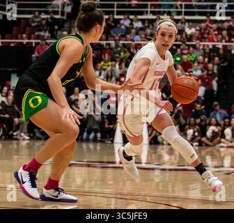 24 febbraio 2020 Stanford, CA, U.S.A. la guardia cardinale Lexie Hull (12) di Stanford guida al basket durante la partita di basket femminile NCAA tra Oregon Ducks e Stanford Cardinal 66-74 perse al Maples Pavilion Stanford, CA. Thurman James /CSM(Credit Image: &Copy; Thurman James/CSM via ZUMA Wire) Foto Stock