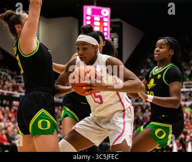 24 febbraio 2020 Stanford, CA, U.S.A. l'attaccante del cardinale di Stanford Maya Dodson (15) combatte per il rimbalzo durante la partita di basket femminile NCAA tra Oregon Ducks e Stanford Cardinal 66-74 perse al Maples Pavilion Stanford, CA. Thurman James /CSM(Credit Image: &Copy; Thurman James/CSM via ZUMA Wire) Foto Stock