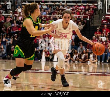 24 febbraio 2020 Stanford, CA, U.S.A. la guardia cardinale di Stanford Lacie Hull (24) guida fino al cerchio durante la partita di basket femminile NCAA tra Oregon Ducks e Stanford Cardinal 66-74 perse al Maples Pavilion Stanford, CA. Thurman James /CSM(Credit Image: &Copy; Thurman James/CSM via ZUMA Wire) Foto Stock