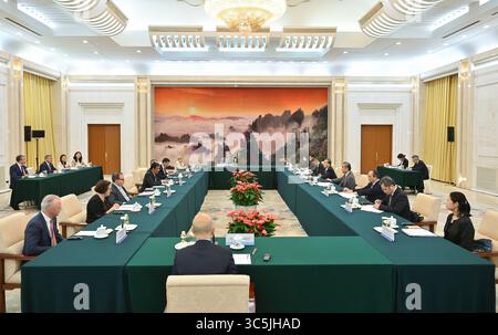 Pechino, Cina. 30 luglio 2025. Il ministro degli Esteri cinese Wang Yi, anche membro dell'Ufficio politico del Comitato centrale del Partito Comunista Cinese, incontra una delegazione del Consiglio di amministrazione del Consiglio d'amministrazione USA-Cina a Pechino, capitale della Cina, il 30 luglio 2025. Crediti: Gao Jie/Xinhua/Alamy Live News Foto Stock