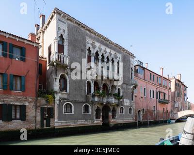 Edificio storico nel quartiere Cannaregio di Venezia Foto Stock