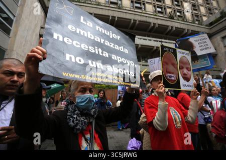 20 febbraio 2020: Plant?n Provida Bogot?..Frente a la entrada de la corte constitucional, distintos grupos religiosos y pr?vida realizaron un planton con cantos, carteles y hasta rezaron el rosario pidiendo a la corte suprema no se tenga en cuenta la despenalizaci?n del aborto en Colombia. Bogot? 19 de febrero 2020...foto: C?sar Melgarejo... Planton Provida Bogota.Frente a la entrada de la corte constitucional, distintos grupos religiosos y provida realizaron un planton con cantos, carteles y hasta rezaron el rosario pidiendo a la corte suprema no se tenga en cuenta la despenalizacion del abo Foto Stock