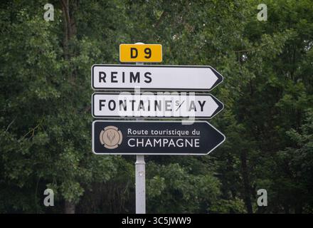 Regione vinicola vicino a Epernay, Champagne, Francia. Sigle stradali e luoghi di destinazioni, segnare percorso turistico in Champagne, triip stradale Foto Stock