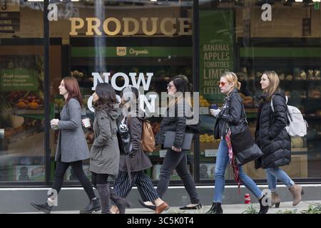 27 febbraio 2020, Seattle, Washington, Stati Uniti: Un gruppo di giovani donne cammina lungo Pike Street di fronte ad Amazon Go Grocery il 27 febbraio 2020. Il primo supermercato tech companyâ€™s ha aperto a inizio settimana nel quartiere Capitol Hill di Seattleâ. I clienti scansionano un'app Amazon Go per entrare nel negozio di 10.000 metri quadrati, prendere i prodotti e andare via senza effettuare il check-out. Amazonâ ™ œJust â Walk Out Technologyâ€ utilizza un complesso sistema di fotocamere e sensori per tenere traccia degli acquisti già in uso nei piccoli minimarket Amazon Go. (Immagine di credito: © Paul Christian Gordon Foto Stock