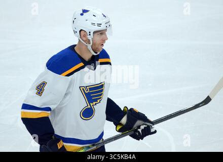 23 febbraio 2020: Il difensore dei St. Louis Blues, Carl Gunnarsson, guarda durante la partita NHL tra i St. Louis Blues e i Minnesota Wild all'Xcel Energy Center di St. Paul, Minnesota. Ricky Bassman/CSM(immagine di credito: &Copy; Ricky Bassman/CSM tramite cavo ZUMA) Foto Stock