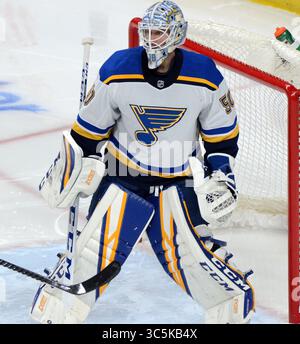 23 febbraio 2020: Jordan Binnington, portiere dei St Louis Blues, guarda durante la partita NHL tra St. Louis Blues e Minnesota Wild all'Xcel Energy Center di St. Paul, Minnesota. Ricky Bassman/CSM(immagine di credito: &Copy; Ricky Bassman/CSM tramite cavo ZUMA) Foto Stock