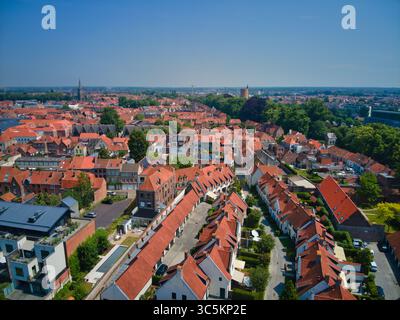 Vista aerea dei tetti in terracotta che si infrangono sullo storico skyline, punteggiati dalla torreggiante Chiesa di nostra Signora, Bruges, Fiandre, Belgio. Foto Stock