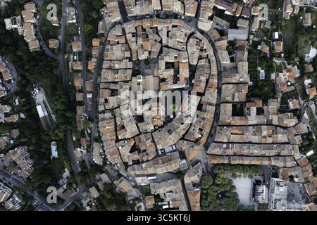Vista aerea dei tetti di terracotta che si estendono attraverso l'antica città, strade strette che si intrecciano nel cuore storico di Vence, Provence-Alpes-Côte d'Azur, Francia. Foto Stock