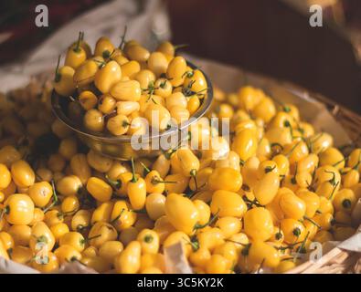 Peperoncini gialli in un recipiente di metallo. Foto Stock