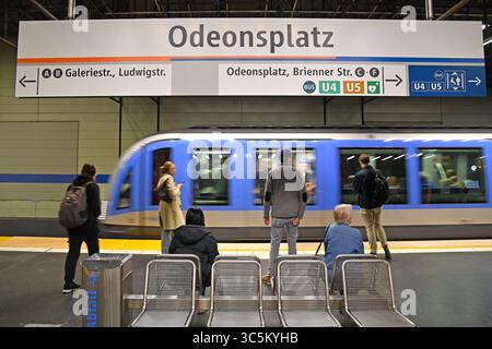 Einfahrende U-Bahn der Linie U5,U4 an der Haltestelle Odeonsplatz in Muenchen Bahn,Zug.Pendler,Oeffentlicher Personennahverkehr OEPNV.Bahnsteig.Fahrgaeste. **** Arrivo in metropolitana della linea U5,U4 alla fermata Odeonsplatz in Monaco Bahn, treno pendolare, binario di trasporto pubblico OEPNV Foto Stock