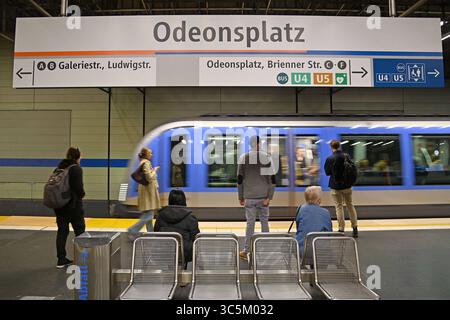 Einfahrende U-Bahn der Linie U5,U4 an der Haltestelle Odeonsplatz in Muenchen Bahn,Zug.Pendler,Oeffentlicher Personennahverkehr OEPNV.Bahnsteig.Fahrgaeste. **** Arrivo in metropolitana della linea U5,U4 alla fermata Odeonsplatz in Monaco Bahn, treno pendolare, binario di trasporto pubblico OEPNV Foto Stock