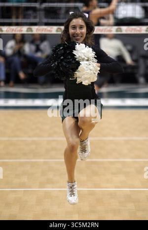 5 marzo 2020 - le cheerleader delle Hawaii si esibiscono durante una partita tra i BYU Cougars e gli Hawaii Rainbow Warriors al Les Murakami Stadium di Honolulu, HI - Michael Sullivan/CSM(Credit Image: &Copy; Michael Sullivan/CSM via ZUMA Wire) Foto Stock