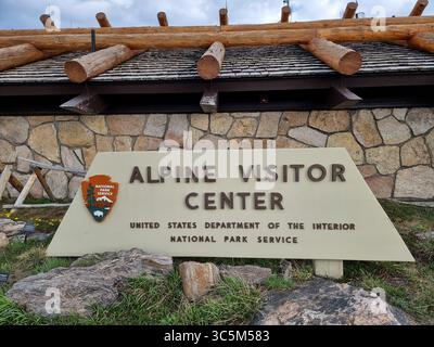 Cartello d'ingresso del Centro Alipne sito del Parco Nazionale delle Montagne Rocciose in Colorado U.S.A. Foto Stock