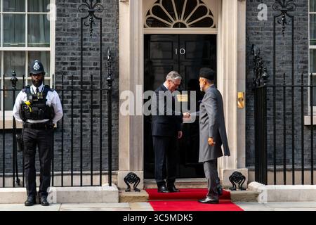 Londra, Regno Unito, il 30 luglio 2025. Il primo ministro del Regno Unito, Keir Starmer, dà il benvenuto al sultano dell'Oman, sua Maestà Sultan Haitham bin Tariq al Said, al 10 di Downing Street. Crediti: Oleksii Ovcharenko/Alamy Foto Stock